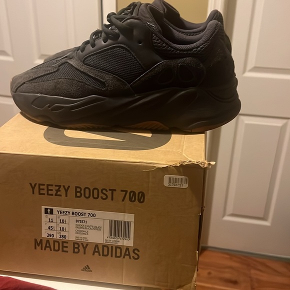 Yeezy 700 Wave runners like new! - Picture 3 of 4